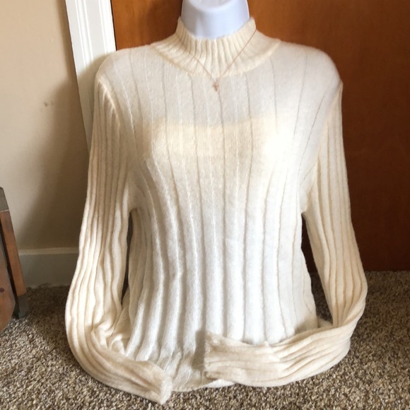 🆑🚫SOLD🚫NWOT Cream Polyester Sweater ❄️ - Picture 6 of 13